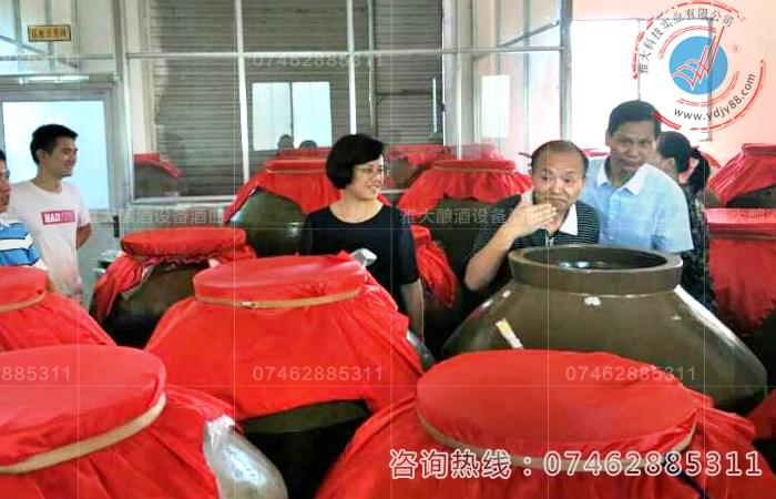 永州市旅游僑務(wù)局顧曉姣局長、劉璇副局長來到雅大科技公司酒廠考察參觀