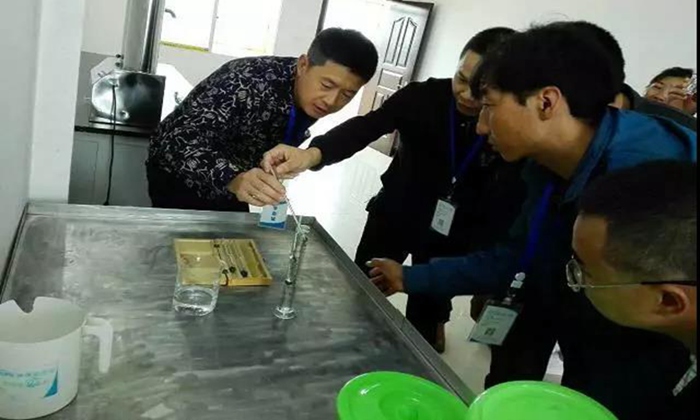 雅大白酒設備學員正在測量酒精度