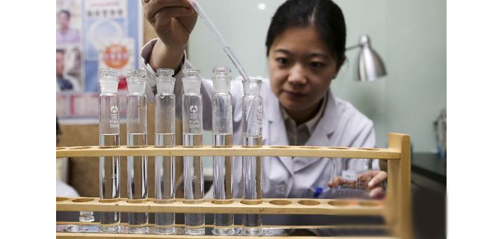用傳統釀酒設備老師傅——勾兌酒都是經過精心調制