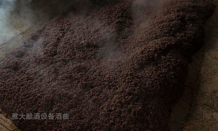 農村自制高粱酒，請人用白酒生產設備上門烤酒
