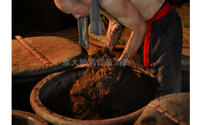農村自制高粱酒，請人用白酒生產設備上門烤酒