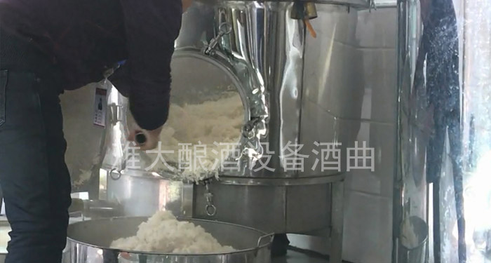 祁陽低度米燒傳統(tǒng)技藝—將糯米飯從雅大白酒生產(chǎn)設(shè)備中鏟出