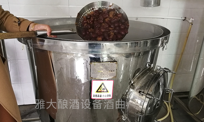 200斤電加熱側開口固態做酒設備——紅棗煮熟