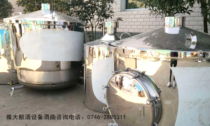 釀酒設備廠區待發貨的