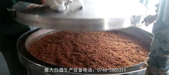 固態白酒設備釀酒時 配糟與酒質的關系 按什么比例配糟好？3