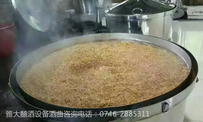 傳統配糟固態發酵工藝流程 用白酒生產設備蒸糧/酒要注意這6點