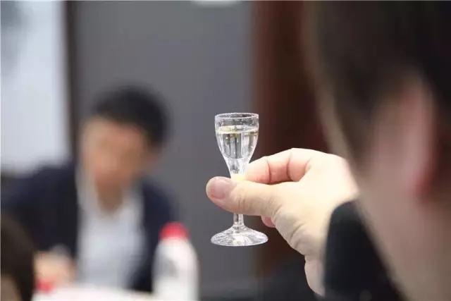 蒸汽釀酒設(shè)備釀的酒苦分前、中、后苦，不是加除苦劑那么簡(jiǎn)單