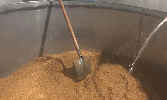4-大麥-用酒廠釀酒設備制作大麥酒要注意什么？大麥酒傳統釀酒技術蒸糧