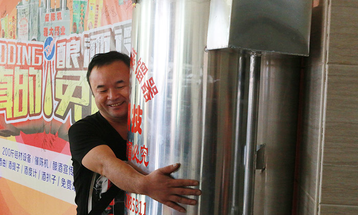 雅大優(yōu)惠活動持續(xù)升溫,恭喜潘總抽中200斤糧食釀酒設(shè)備1套-08 雅大優(yōu)惠活動持續(xù)升溫,恭喜潘總抽中200斤糧食釀酒設(shè)備1套-08