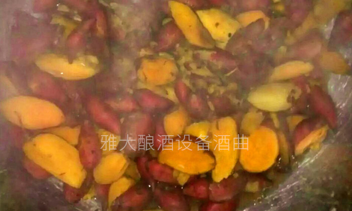 大型釀酒設(shè)備怎樣做出好喝的紅薯酒?紅薯釀酒方法!-03 大型釀酒設(shè)備怎樣做出好喝的紅薯酒?紅薯釀酒方法!-03