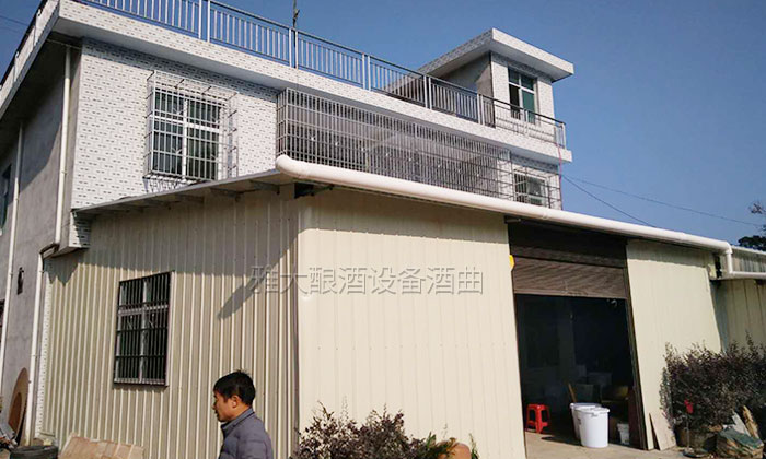 用雅大大型釀酒設(shè)備做薏米酒1年，日均營(yíng)業(yè)額達(dá)8000元的秘密-03-薏米酒案例二層樓房