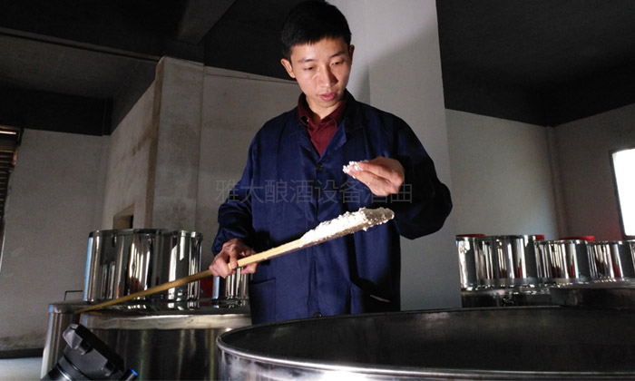 用糧食釀酒設備做生料酒的3大關鍵步驟,您清楚嗎?-03-生料釀酒攪拌 用糧食釀酒設備做生料酒的3大關鍵步驟,您清楚嗎?-03-生料釀酒攪拌