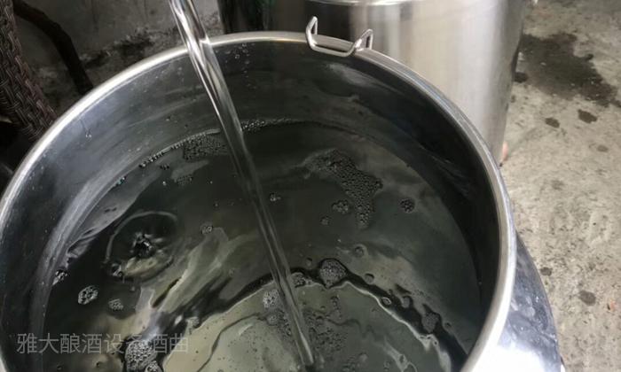 通過酒花來判斷白酒度數的冷知識——“看花量度”-01 通過酒花來判斷白酒度數的冷知識——“看花量度”-01