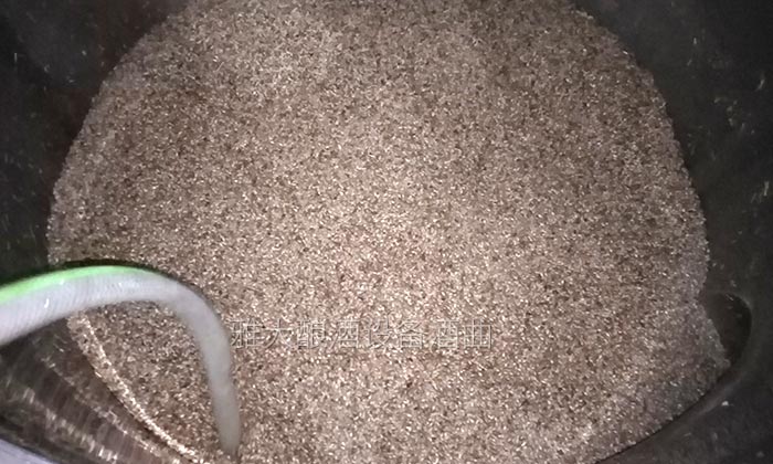 雅大邀您到酒廠用白酒蒸酒設(shè)備實(shí)操釀青稞酒,青稞酒實(shí)操教學(xué)!-03-青稞釀酒蒸糧1 雅大邀您到酒廠用白酒蒸酒設(shè)備實(shí)操釀青稞酒,青稞酒實(shí)操教學(xué)!-03-青稞釀酒蒸糧1