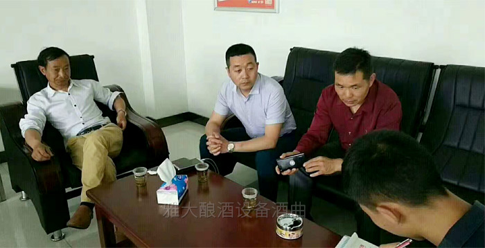 饒總用專業釀酒設備做洞藏酒,半年后洞天醇成為當地招牌旅游景點-04 饒總用專業釀酒設備做洞藏酒,半年后洞天醇成為當地招牌旅游景點-04