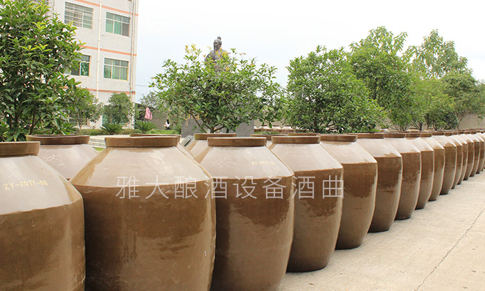 為什么用專業釀酒設備釀酒的老師傅都喜歡用陶缸存酒？-01