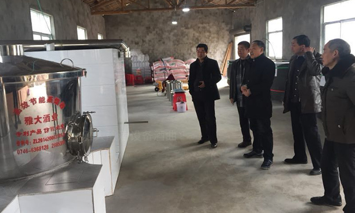 用白酒蒸酒設備做低度酒贏取年輕人市場,怎么操作比較好?-06現蒸現賣 客戶在設備旁邊 用白酒蒸酒設備做低度酒贏取年輕人市場,怎么操作比較好?-06現蒸現賣 客戶在設備旁邊