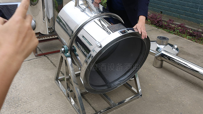 傳統老師傅釀酒15年,換上這款自動倒料新工藝釀酒設備后-03移動式釀酒設備2 傳統老師傅釀酒15年,換上這款自動倒料新工藝釀酒設備后-03移動式釀酒設備2