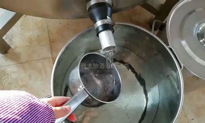 用釀酒新設備蒸酒,想出更多高度酒只需這樣做……-01-出酒接酒 用釀酒新設備蒸酒,想出更多高度酒只需這樣做……-01-出酒接酒