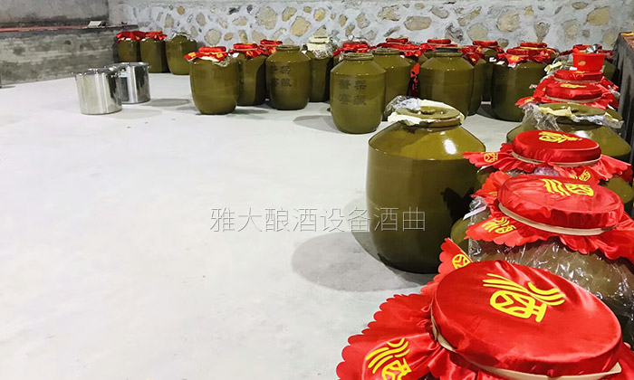 12.23每個陶缸上都印有“筆架窖藏”的專屬標(biāo)簽