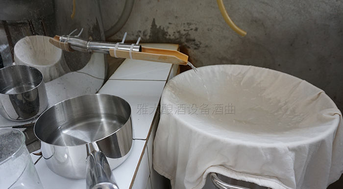 用多功能釀酒設備蒸酒時,水密封糟溢糟怎么辦?-06-出酒 用多功能釀酒設備蒸酒時,水密封糟溢糟怎么辦?-06-出酒