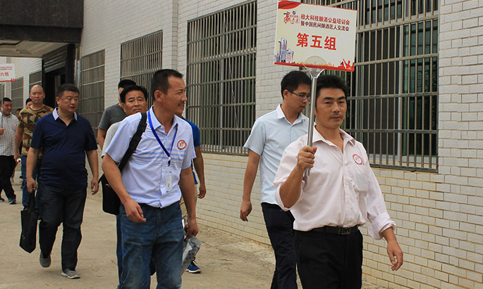 李軍借助雅大釀酒設備 1年內就供不應求 并成功拿到酒類生產許可證-04-李軍參加培訓會參觀酒廠 李軍借助雅大釀酒設備 1年內就供不應求 并成功拿到酒類生產許可證-04-李軍參加培訓會參觀酒廠