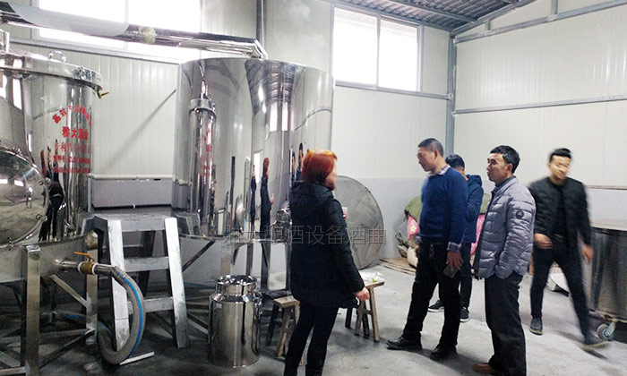 40噸拐棗急需發酵怎么辦？雅大電加熱釀酒設備蔣老師上門指導！-08