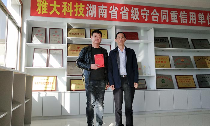 玉米價格持續走低，劉哥借助中型釀酒設備為村民謀一條致富路-01