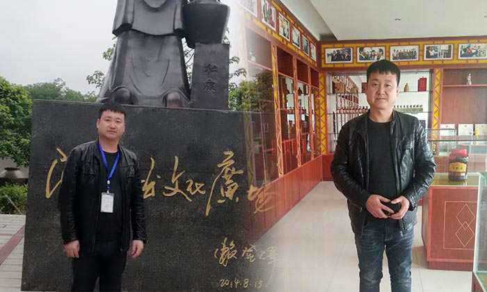 玉米價格持續走低，劉哥借助中型釀酒設備為村民謀一條致富路-02雅大文化廣場與酒展廳留影