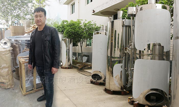 玉米價格持續走低，劉哥借助中型釀酒設備為村民謀一條致富路-03