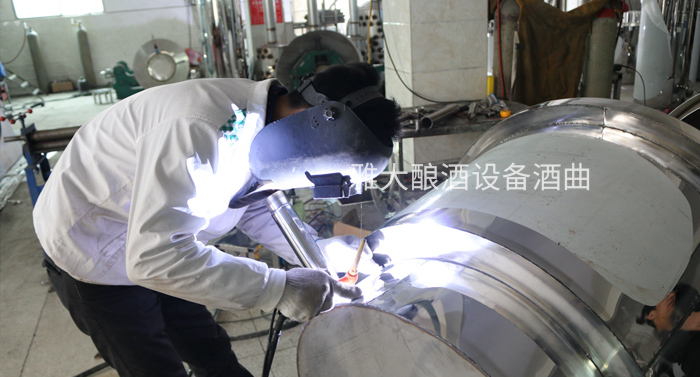 注意?。?019這6大因素將影響釀酒設備價格-03-手工焊接釀酒設備