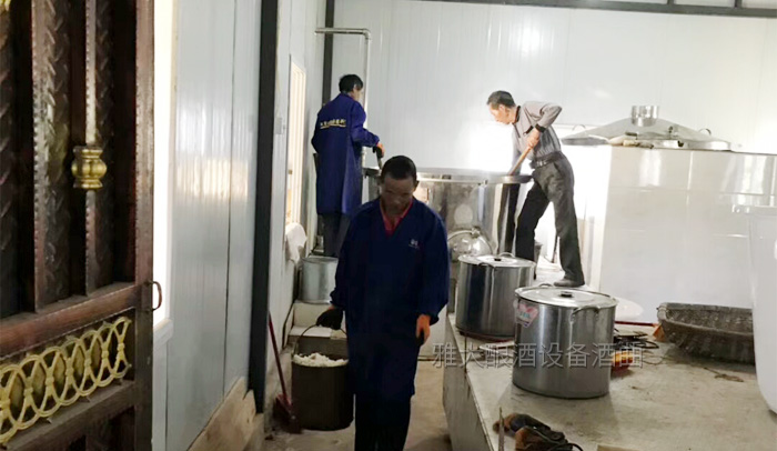 春節倒計時,做酒設備釀制的家宴純糧定制酒再升溫!-05-客戶在家釀酒操作 春節倒計時,做酒設備釀制的家宴純糧定制酒再升溫!-05-客戶在家釀酒操作