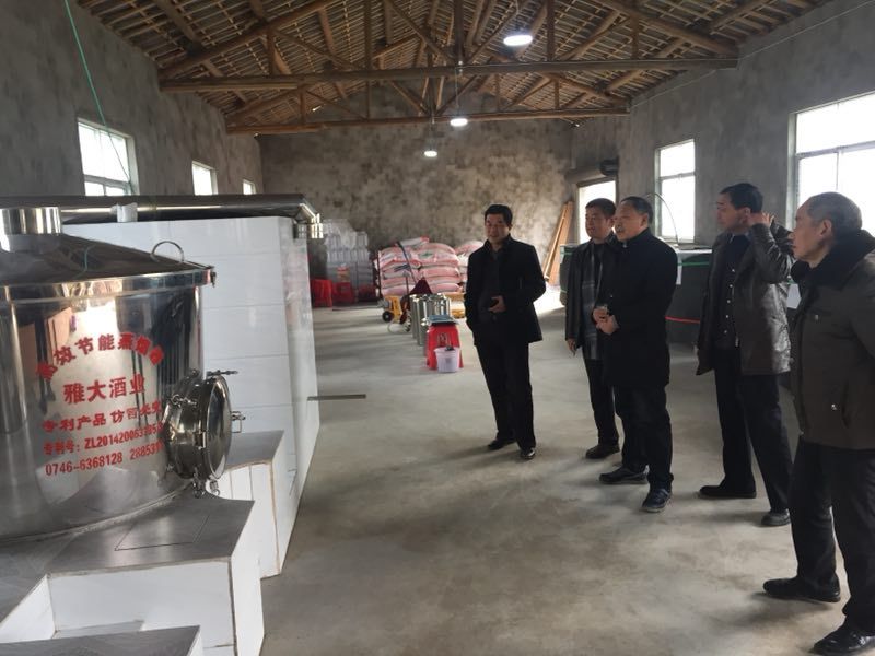 “棗木杠”聞名全國,那做棗酒的全套釀酒設備價格貴不貴?-07顧客正在參觀他的酒廠 “棗木杠”聞名全國,那做棗酒的全套釀酒設備價格貴不貴?-07顧客正在參觀他的酒廠