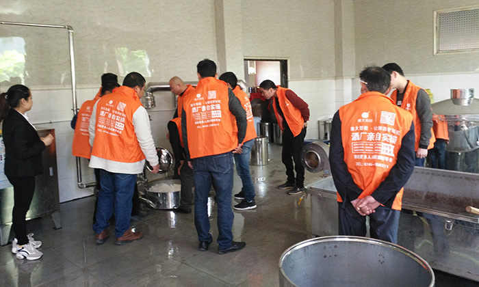 4.21雅大學員酒廠實操大米酒2