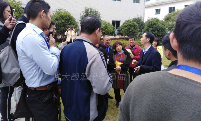 雅大釀酒設(shè)備廠家專注釀酒20年 雅大釀酒設(shè)備廠家專注釀酒20年