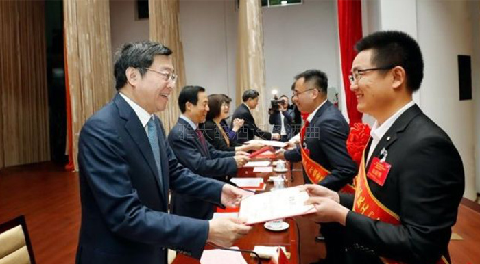 ▲省委書記杜家毫領導為獲獎代表頒獎。 ▲省委書記杜家毫領導為獲獎代表頒獎。