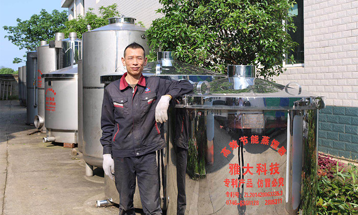 ▲蔣水生與小組成員共同制作的雅大釀酒設備合影 ▲蔣水生與小組成員共同制作的雅大釀酒設備合影