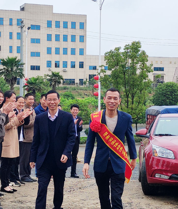 ▲胡總帶領公司全體迎接蔣水生回家 ▲胡總帶領公司全體迎接蔣水生回家