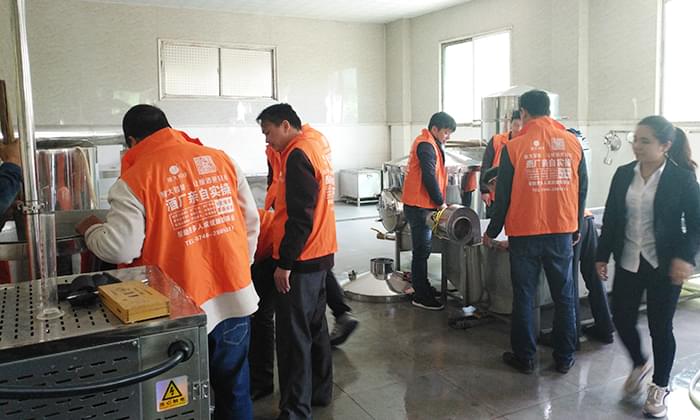 學員在雅大釀酒設備廠釀酒車間實操 學員在雅大釀酒設備廠釀酒車間實操