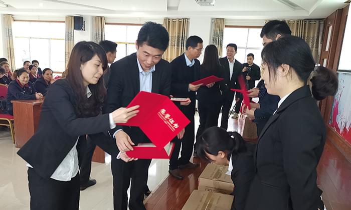 ▲雅大科技董事長及各位領(lǐng)導給大家頒獎