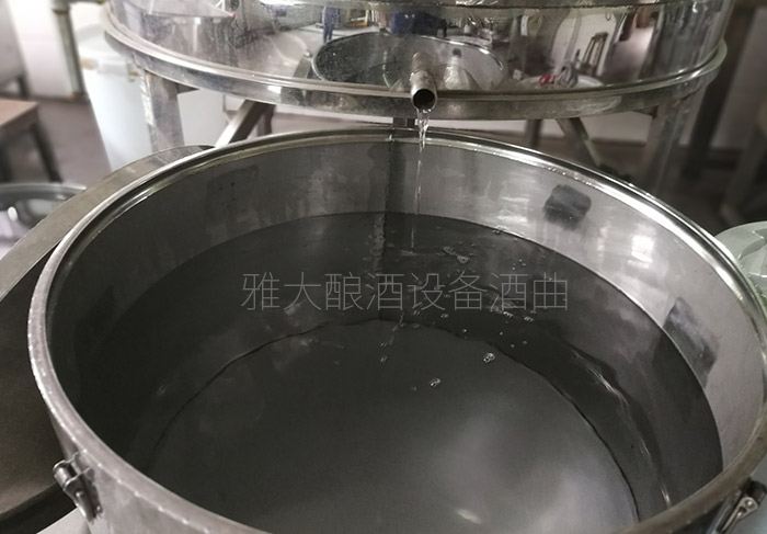 用傳統(tǒng)釀酒設備釀的同1鍋酒質量大不同 用傳統(tǒng)釀酒設備釀的同1鍋酒質量大不同