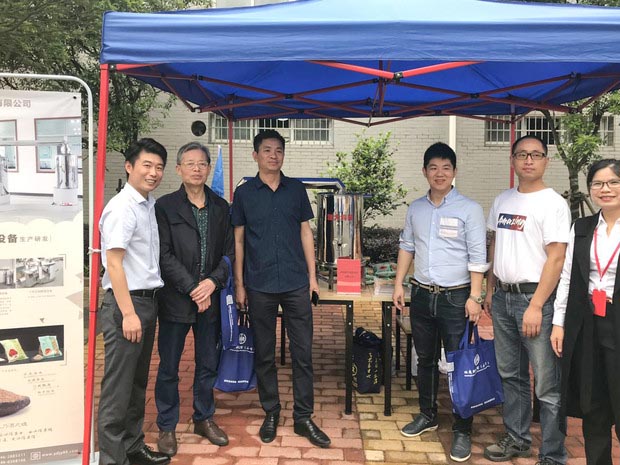 ▲各企業領導人來雅大展位親切交流