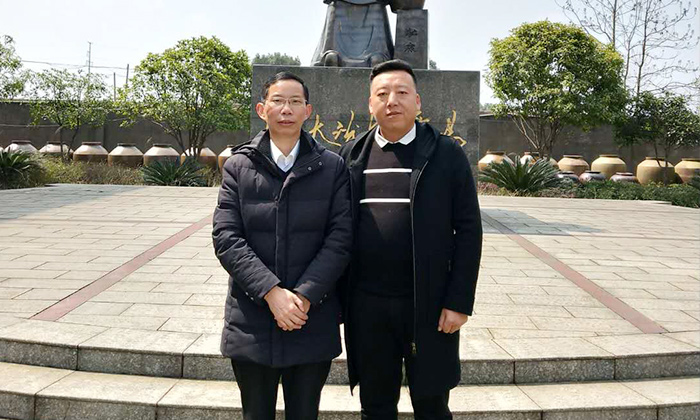衛(wèi)總來雅大考察學(xué)習(xí)與胡總合影 衛(wèi)總來雅大考察學(xué)習(xí)與胡總合影
