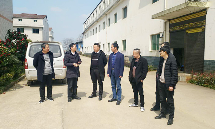 衛(wèi)總一行人來雅大全自動(dòng)釀酒設(shè)備廠考察 衛(wèi)總一行人來雅大全自動(dòng)釀酒設(shè)備廠考察