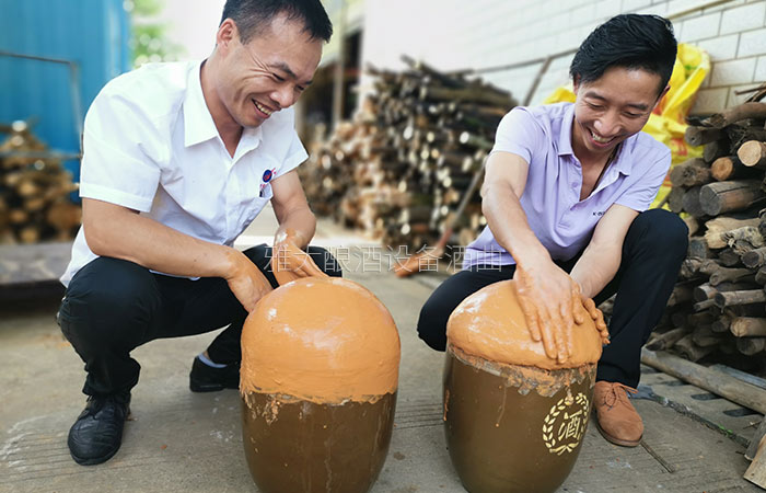 用黃泥將壇口密封 用黃泥將壇口密封
