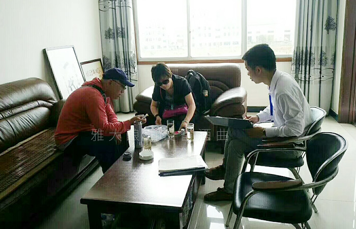 與雅大傳統釀酒設備技術老師交談 與雅大傳統釀酒設備技術老師交談
