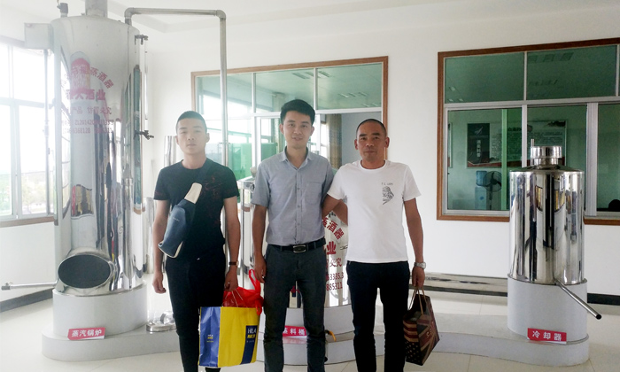 來雅大燒酒設備廠學習做果酒的客戶 來雅大燒酒設備廠學習做果酒的客戶
