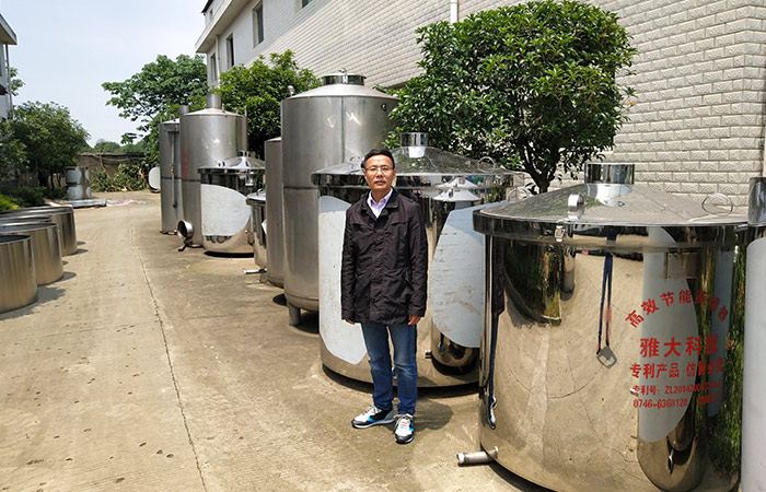 參觀考察雅大蒸汽釀酒設(shè)備廠 參觀考察雅大蒸汽釀酒設(shè)備廠