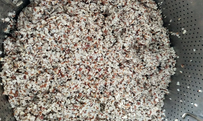 將芡實(shí)粉碎蒸熟 將芡實(shí)粉碎蒸熟