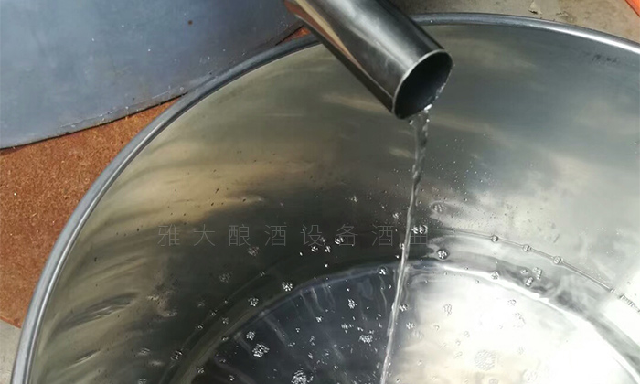 發(fā)酵完成即可用雅大蒸汽釀酒設(shè)備蒸餾 發(fā)酵完成即可用雅大蒸汽釀酒設(shè)備蒸餾